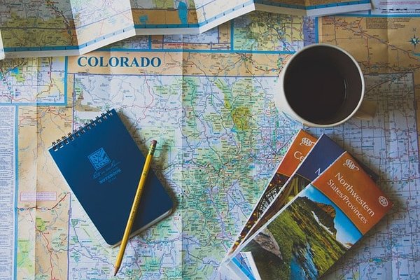 Où trouver des guides de camping pour l'exploration régionale ?