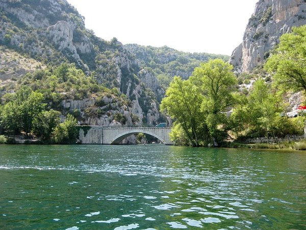 Quels sont les campings 4 étoiles du Var qui proposent un cadre naturel propice au calme et à la détente ?